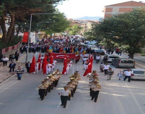 Ardından Cumhurbaşkanı Recep Tayyip Erdoğan ile Başbakan Binali Yıldırım ın mesajları okundu. Başkan Özdemir, konuşmasında Amasya eşrafının Mustafa Kemal i büyük coşkuyla karşıladıklarını anımsattı.