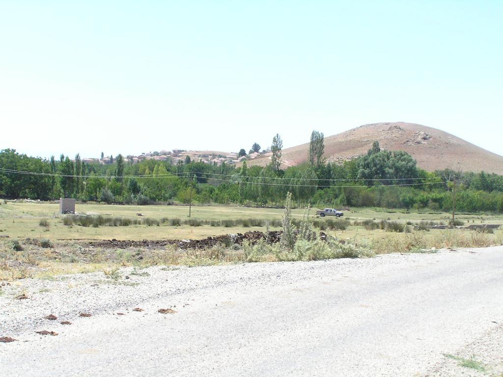 Foto 1. 5: İnceleme alanının kuzeyindeki volkan konilerinin kuzeydoğu-güneybatı yönünden görünüşü.