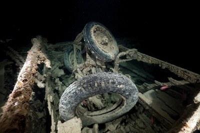 Kanalı nı geçmeden önce donanmadan yeni talimatlar almak için Sinai Yarımadası ile Shaab Ali resiflerinin arasında, 30 metre derinliğe sahip korunaklı düz bir alanda 5 mil açığa demirlemiş bir