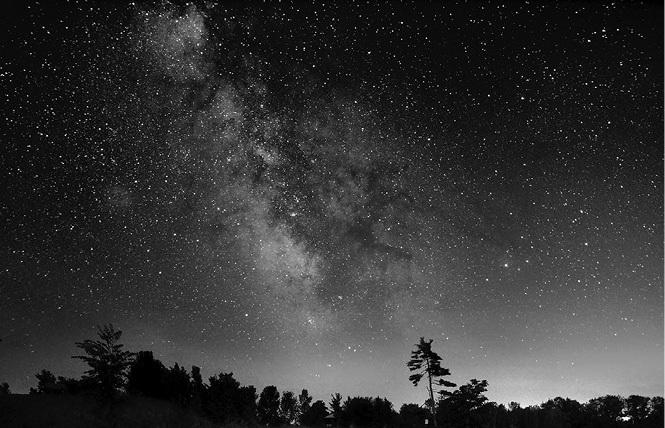 Işık kirliliğinin olmadığı bir yerden gece gökyüzüne bakıldığında, tıpkı beyaz bir tül gibi bir ufuktan ötekine gökyüzünü kapladığı görülen şey aslında Güneş Sistemi nin de içinde bulunduğu Samanyolu