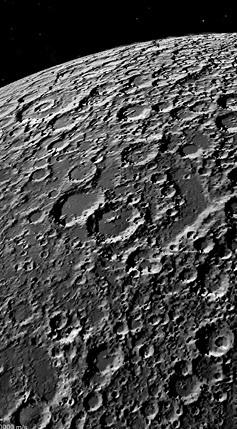Ne var ki Dünya dakinden farklı olarak Merkür ün manyetik kutupları, coğrafi kutuplarıyla neredeyse örtüşür.