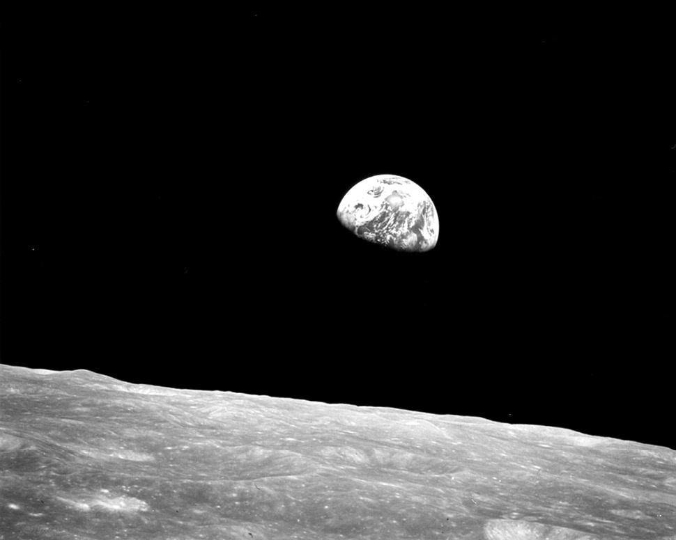 1968 de Apollo 8 ile üç astronot Ay a inmedi; ama ilk kez bir başka gökcisminin yörüngesine girip onu inceledi. Uzay aracının Ay ın çevresindeki 4.