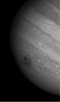 Jüpiter in muazzam kütleçekim kuvveti nedeniyle kuyrukluyıldız parçalanıp 21 parçaya ayrılmıştır. Parçaların gezegene çarptığı bölgede oluşan 12.000 km çaplı karartı aylarca kalmıştır.