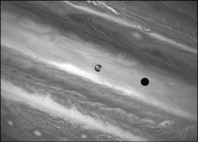 Jüpiter in uyduları gezegene göre çok küçük kalır. Bu uydular arasında en büyüklerinden Io, volkanik olarak çok etkindir.
