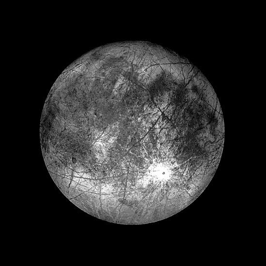 Europa nın çiziklerle (derin yarıklar) dolu buzdan yüzeyinin ancak 10-20 km kalınlığında olduğu düşünülüyor.