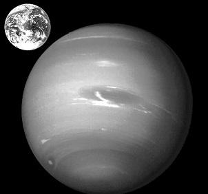 Bu nedenle Neptün den Güneş, Dünya dan göründüğünden yaklaşık 900 kat daha soluk (ancak parlayan bir nokta kadar) görünür.