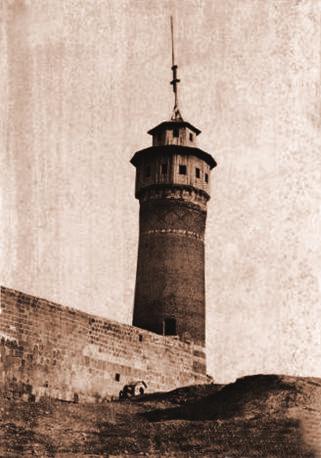 124 / 125 Aziziye Belediyesi www.erzurumaziziye.bel.tr 1904 yılı Tepsi Minare (Bugünkü Saat Kulesi) Murat Türker Tüfekçi Arşivi Kongresi ni vücuda getirdi.