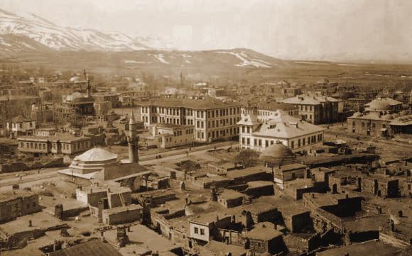 1940 lı yıllarda Erzurum. Toplumsal sağlığa büyük önem verdi. Hayvanların şehir merkezine sokulmasını yasaklattı. Çöplükleri ve kirletilen boş arsaları günlük olarak temizletti.