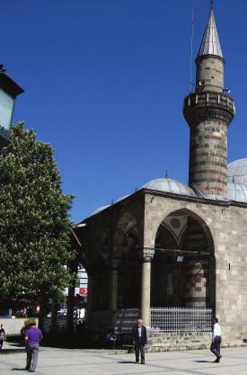 Caminin en önemli cephesi olan kuzey cephede bulunan taçkapı çok sayıda silme ile çerçevelenen mukarnas kavsaralı ve mihrabiyelidir.