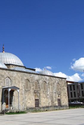 Girişin solundaki iki pencere ile doğu ve batı girişlerin çini alınlıkları kırıldığından bu kısımlar kalem işi ile yeniden bezenmiştir.