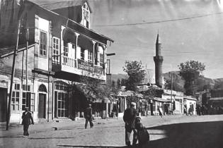 56 / 57 Aziziye Belediyesi www.erzurumaziziye.bel.tr Murat Türker Tüfekçi Arşivi fına bırakılsaydı, selâmetimizi doğuracak güneşe ulaşabilirdik. Temel meselelerle sisteme itirazını görüyoruz.