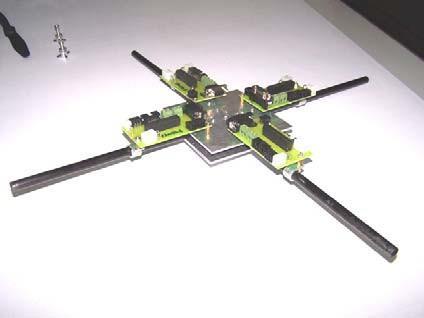 . Şekil 3: Quadrotor HIL Düzeneği Quadrotor HIL düzeneğine ait elektriksel mimari Şekil.1 de, son görünüm ise Şekil.3 te verilmiştir.