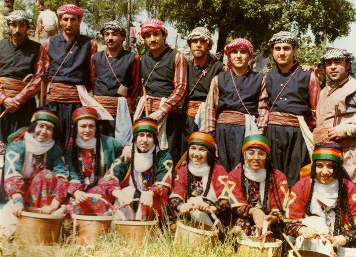 Şekil-15 : İFAD İstanbul Folklor Araştırma Derneği Diyarbakır Ekibi 1979-80 (Sol baştan üçüncü; Saadettin Yeşilırmak, sağ başta Musa Uzunkaya) Bu derneklerin yanı sıra Bakırköy Halkevi başta olmak