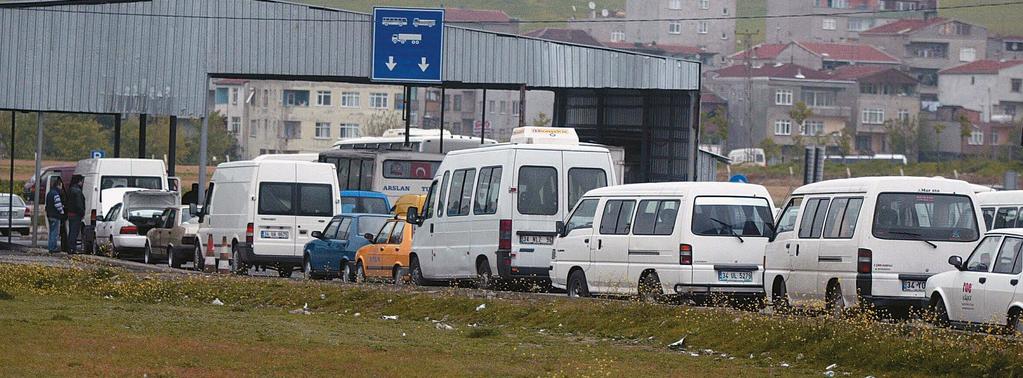 Sahte araç muayenecilerine dikkat! Sahteciler, s ra beklemeden araçlar n muayene ettirmek isteyen araç sahiplerini sahte TÜVTÜRK logolu evraklarla tuza a düflürüyor.