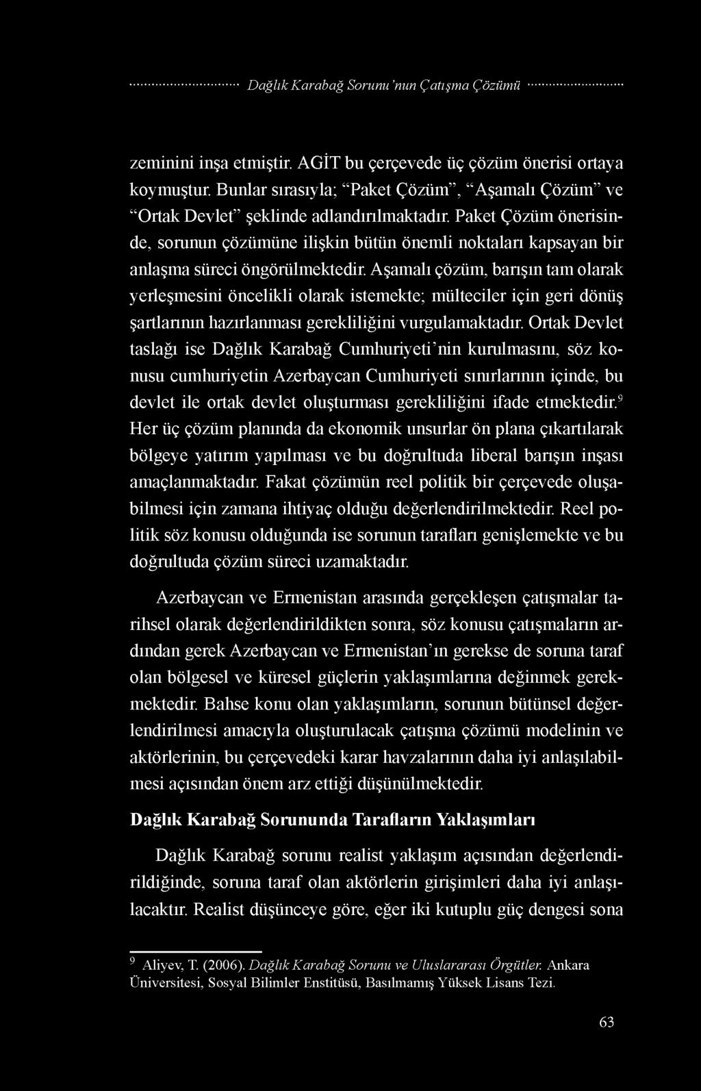 Aşamalı çözüm, barışın tam olarak yerleşmesini öncelikli olarak istemekte; mülteciler için geri dönüş şartlarının hazırlanması gerekliliğini vurgulamaktadır.