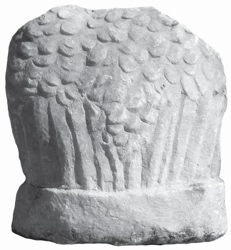 1- Sonraki devirlerde kuyu bileziği olarak kullanılmış olan bu kaide parçası üzerinde geç Hellenistik ya da erken imparatorluk dönemlerine tarihlenebilecek olan şu yazıt yer almaktadır: Halk,
