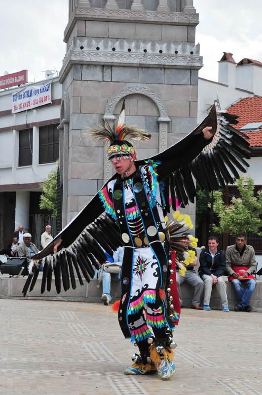 Foto 27 :Dans Gösterileri (Kaynak: Altındağ Belediyesi, 2012b) Foto 28: Hıdrellez Etkinlikleri (Kaynak:Altındağ Belediyesi, 2012c)