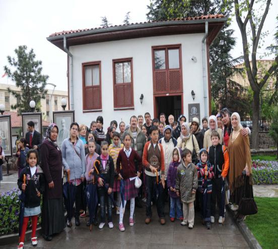 Tarihi yerinde anlatmak ve onu görsel ile birleştirerek bir hafıza yaratmak içinde aileler veya kurumlar çocukları bu alana getirmektedir (Foto 35).