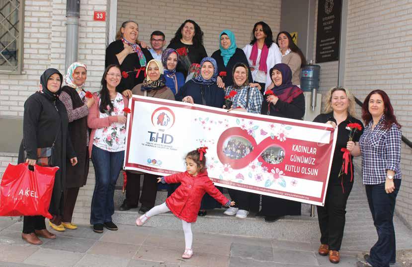 Hatice Demirel de kendi getirdiği malzemelerle çalışma masasını hazırlayarak merak edenleri deneme yapmaya davet etti.