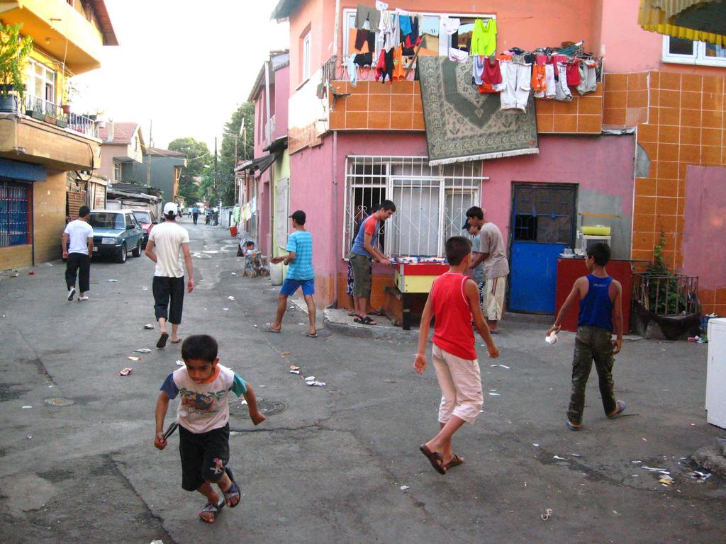 Şekil C.2 : Çayırbaşı Romanlarının yaşadığı mahalleden bir görünüm (2008).