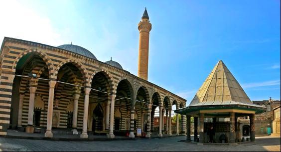 Diyarbakır Behram Paşa Camii Çinileri Fotoğraf: 2- Behrampaşa Camii Avlusu Harimin revaklara açılan kuzey cephesi simetrik bir düzenleme göstermektedir.