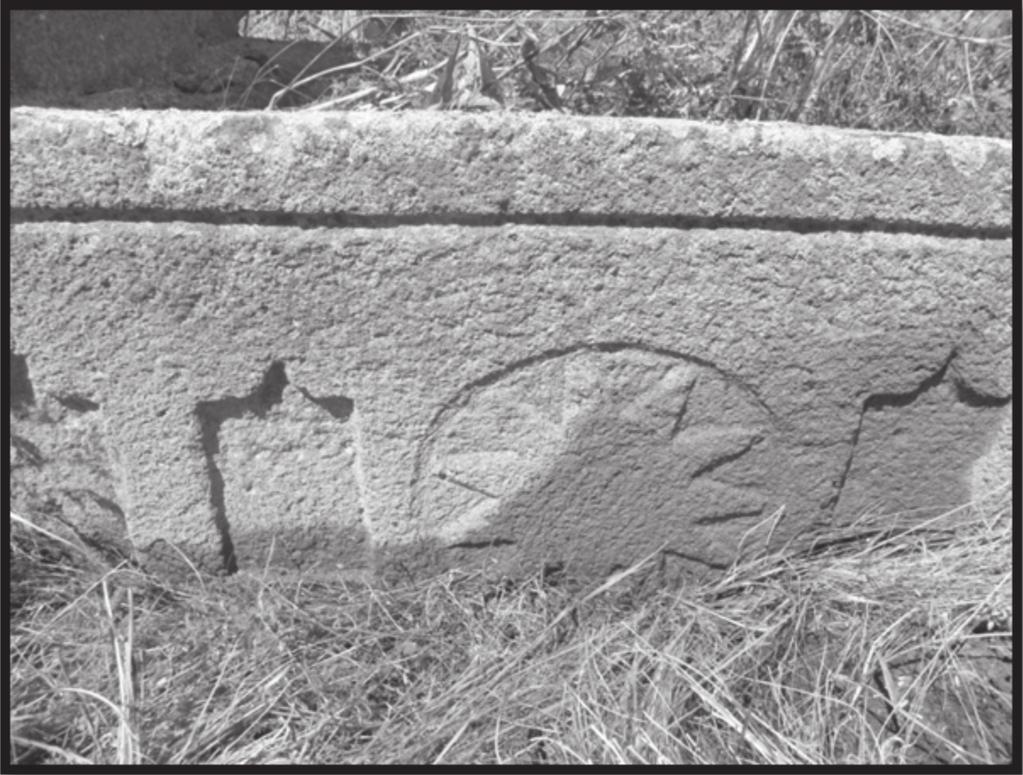 146 / Ali Murat AKTEMUR Atatürk Üniversitesi Sosyal Bilimler Enstitüsü Dergisi 2012 16 (3): 135-150 Aynı mezarın yan taşında yer alan, oyma tekniğinde işlenmiş seccade motifleri, burada yatan kişinin