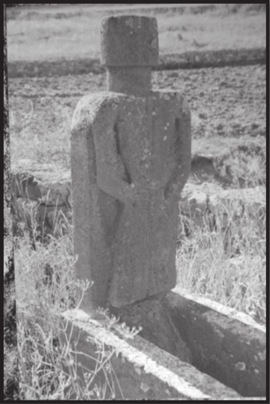 Çıldır Çevresinden Soyut İnsan Heykeli Biçimli Mezar Taşları 147 Çıldır a bağlı Akçil (Colit) Köyü ndeki bir mezar, tam soyutlanmamış heykel formlu baş şahide taşıyla (Foto.