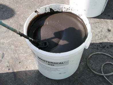 Toz bileşen sıvı bileşen içerisine boşaltılırken karıştırılmaya devam edilmelidir.