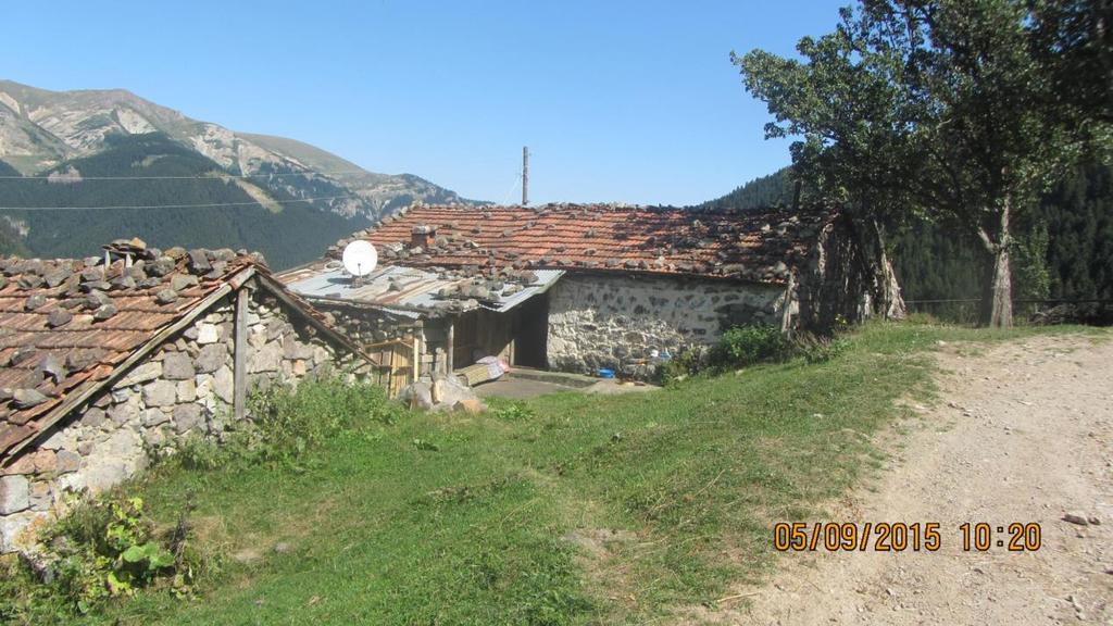 Piştov(f)lu mahallesinde bir kilise ve bir de okul