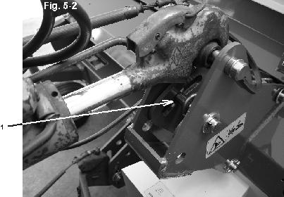 Makinenin, çekicinin arka üç noktasına monte edilmesi ve sökülmesi Kardan milini çekicinin tali tahrik miline takın.