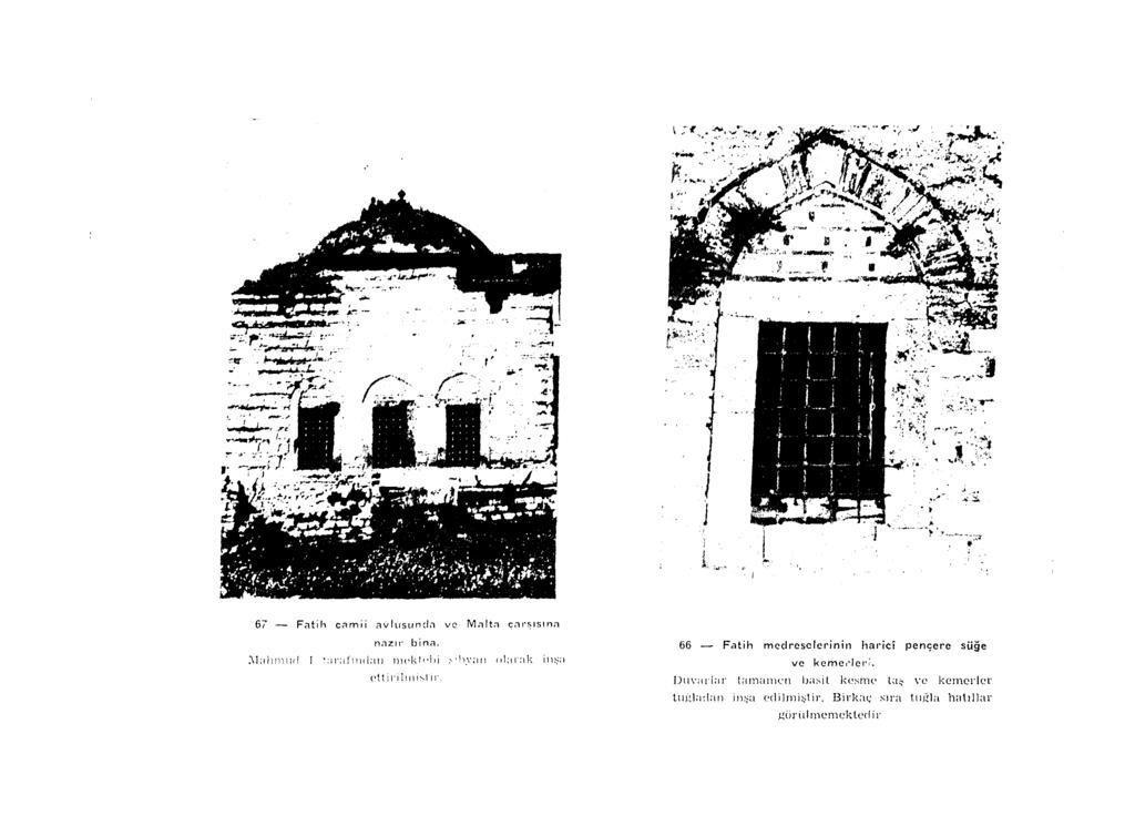 ... t.-..., r I r w. i. 67 Fntilı camii avlusııncln ve Mnltn cai'sısınn nazil- bina. Malımud I.ırafındai) ıııckl''lıi.^'!ı.v:ııı ııl:ırak in.'ja cltii'ilınışt ır.