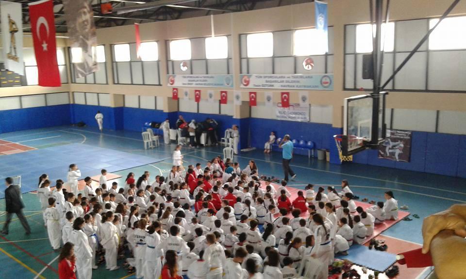 12:KOCASEYİT TAEKWON-DO ŞAMPİYONASI İLÇEMİZDE YAPILDI Belediyemiz tarafından düzenlenen 1.Kocaseyit Taekwon- do ġampiyonasına Balıkesir,Dursunbey,Bandırma,Ayvalık.