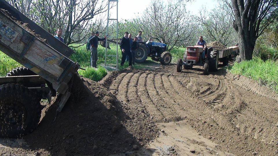 17: TARLA BAHÇE YOLLARININ ONARIMINA BAŞLANDI Belediye BaĢkanımız Sayın Emin Ersoy Kırsal Kalkınma Müdürlüğü ve Park Bahçeler Müdürlüğü tarafından baģlatılan