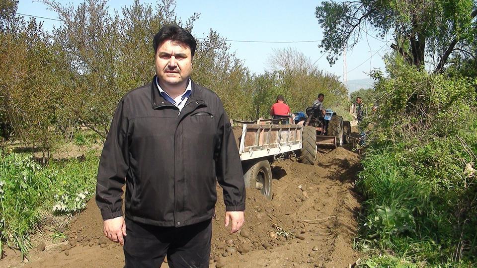 BaĢkanımız Sayın Emin Ersoy,Ġlgili Müdürlerden bilgi aldıktan sonra tarla sahipleri ile görüģtü.