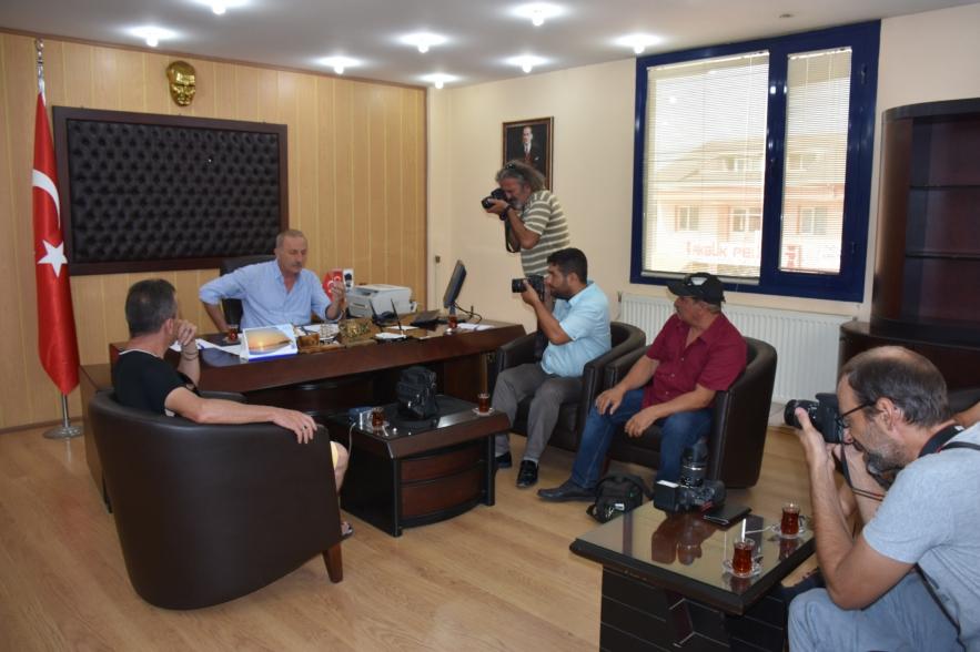 Akbük Mahallesindeki Aydın Büyükşehir Belediyesine ait Akbük Yerel Hizmetler Merkezinde basın mensuplarıyla bir araya gelen Başkan Atabay geçen hafta Ankara ya günü birlik ziyaretlerde bulunduğunu