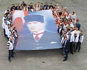 yılı nedeniyle 29 Ekim Cumhuriyet Bayramı nda çalışanları ile birlikte dev Atatürk Bayrağı açtı.