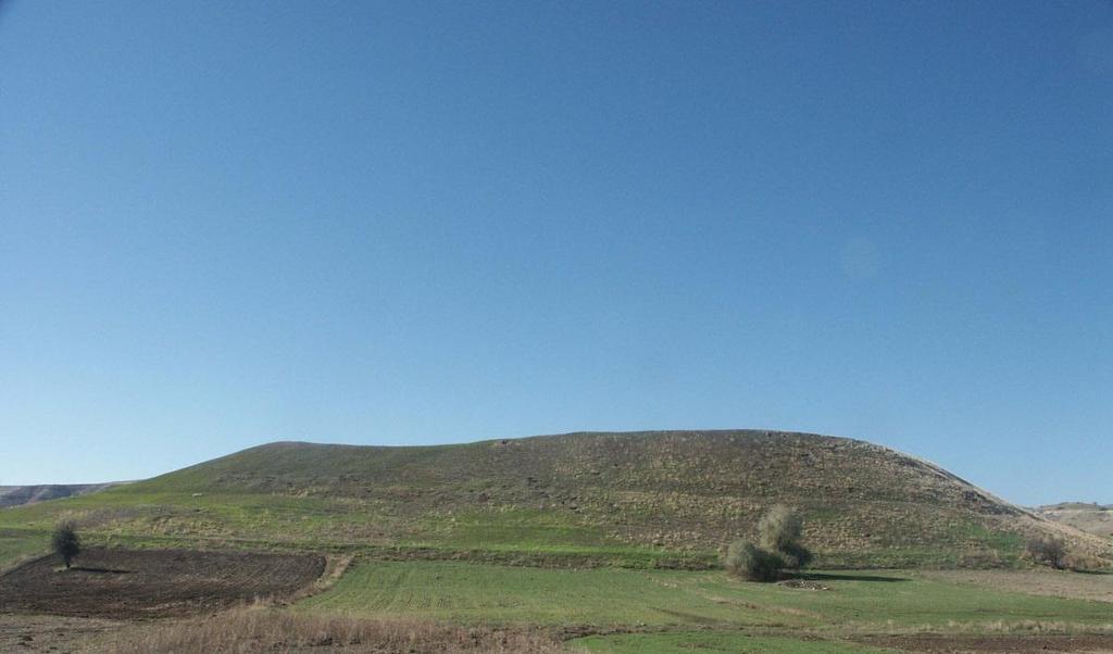 İlker Mete Mimiroğlu Lystra (Zoldura) Höyüğü nün genel görünüģü 1901 yılında yerleşimi gezen Cronin Lystra nın bir krokisini çıkararak bazı yapıları konumlandırmıştır.