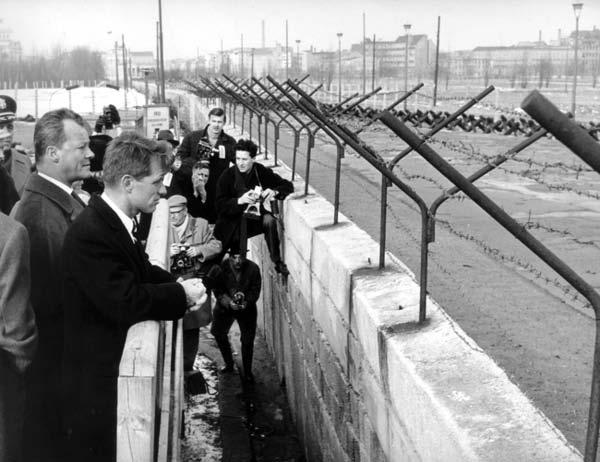 194 Uluslararas Ekonomi Politik Resim 7.3 ABD Adalet Bakan Robert Kennedy ve Bat Belin Belediye Baflkan Willy Brandt (sa dan ikinci) 23 fiubat 1962 de Berlin Duvar n ziyaret etti.