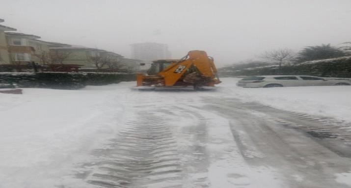 Yoğun kar yağıģı döneminde aralıklarla kepçe ile site için yol kısmı açtırılmıģtır, 2.