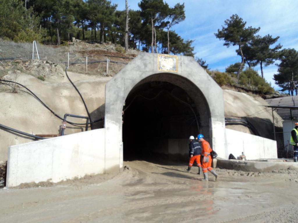 HABERLER EFEMÇUKURU PROJESİ EFEMÇUKURU ALTIN MADENİ İŞLETMESİ Tünel birleşim töreninde, en heyecan verici kısım kalabalığa rağmen ufak da olsa karşı taraftan gelecek ilk ışığı görebilmekti.