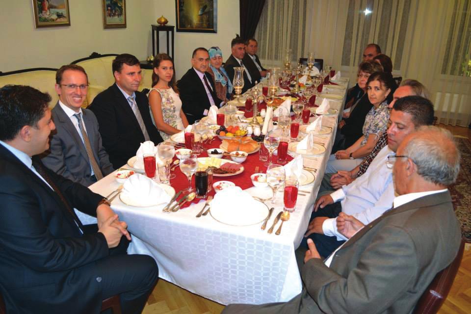 İftar yemeğinde başta Başkonsolos Şener Cebeci nin yanı sıra konsolos vekilleri Murat Muhaciroğlu, Gürler Gürsoy ve İmren Kaygısız yer aldılar.