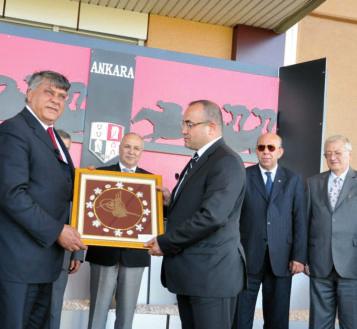 77 derece yapan Hayri Baba ilk flans al rken Ankara da iyi neticeler alan Smerç in ikinci favori oldu unu gördük.