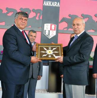 Liderli i ise seri safkan Aydemirhan ald. Karfl düzlükte s ralama Aydemirhan, Captain King, Akdeniz Atefli, Hayri Baba, Dinarl Ali, Non Stop, Black Bishop, Smerç ve Front Runner fleklinde oldu.