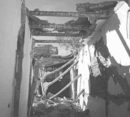 4.32 Çatıda oluşan hasarlar- Bam 2003 (Vaseghi 2003) Döşeme sisteminin ağırlığı yığma yapılarda hasara