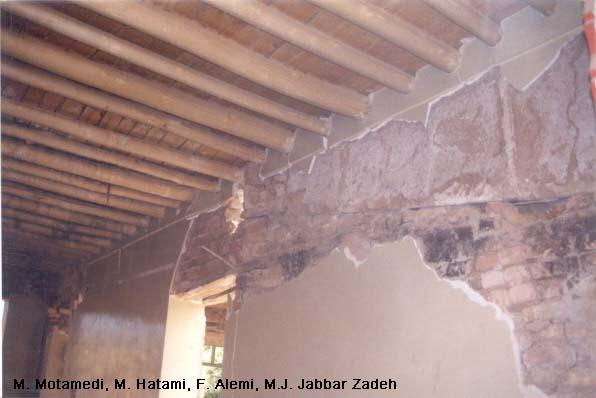 bölgelerde döşeme ve duvarlar arasındaki bağlantının iyi olmaması, birçok binanın yıkımına sebep olmaktadır.