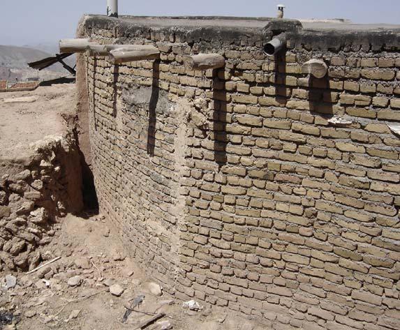 34 Şekil 3.20 Tuğladan yapılmış bir duvar örneği Taş duvar Doğu Azerbaycan bölgesinde genelde taş ocaklarından elde edilen taşlar ile nehir yataklarından elde edilen çakıl taşı kullanılmaktadır.