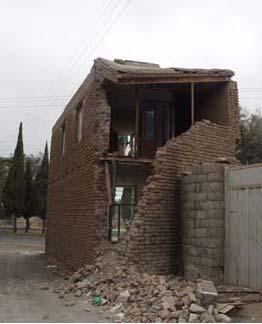 Yığma yapılarda çatı ve döşeme sisteminin uygun olmaması, deprem sırasında birçok ciddi hasarın ana nedeni olmuş ve can kaybına yol açmıştır.