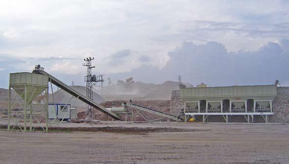 MEKANİK STABİLİZASYON PLENTİ MECHANIC STABILIZATION PLANTS AGREGA BUNKERLERİ AGREGA BUNKERS UMAB tipi agrega bunkerleri asfalt şantiyelerinin istediği kapasiteye göre 250-300 ton/h ile 450-500 ton/h