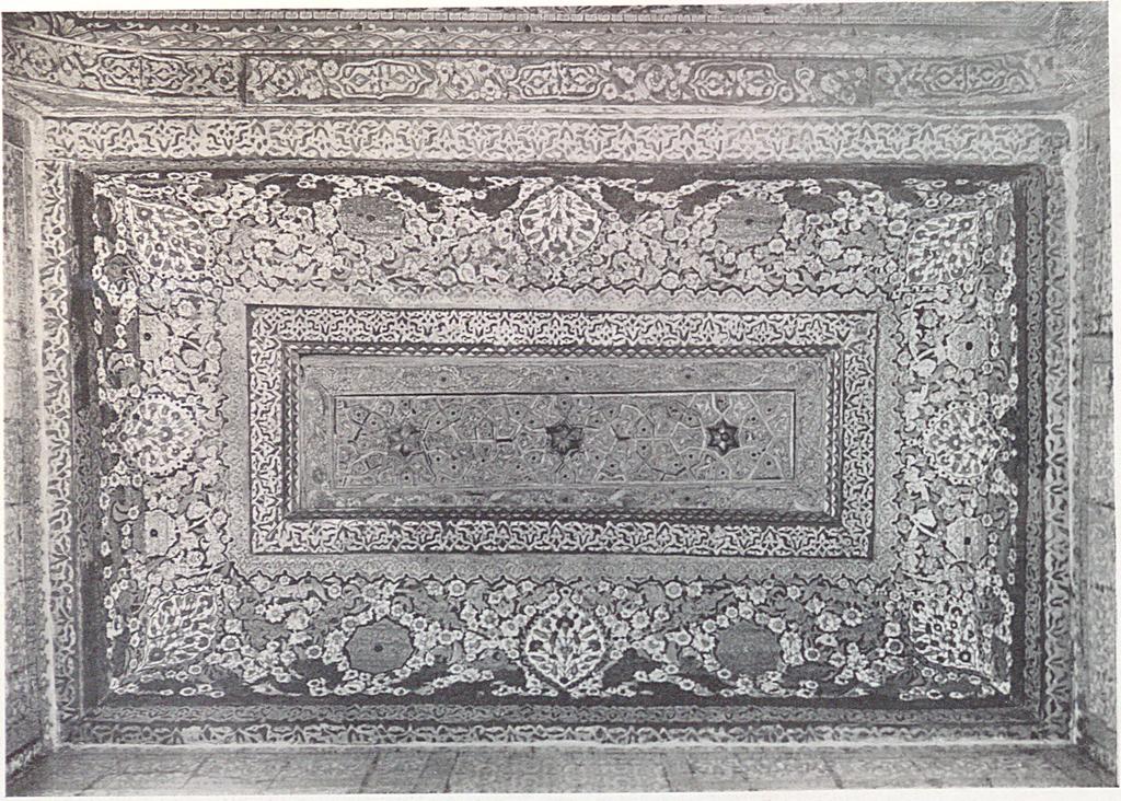 Yine caminin cümle kapısının üstünde ayrı tezyinatı havi bir tavan daha bulunm aktadır (Resim 6).