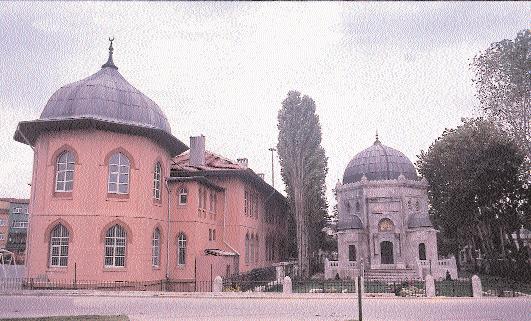 Bu hat flâheserine nas l k y ld n belirtmeden önce, kitâbenin bulundu u binay ve bunun bânîsini tan tmak gerekecektir. Sultan V.